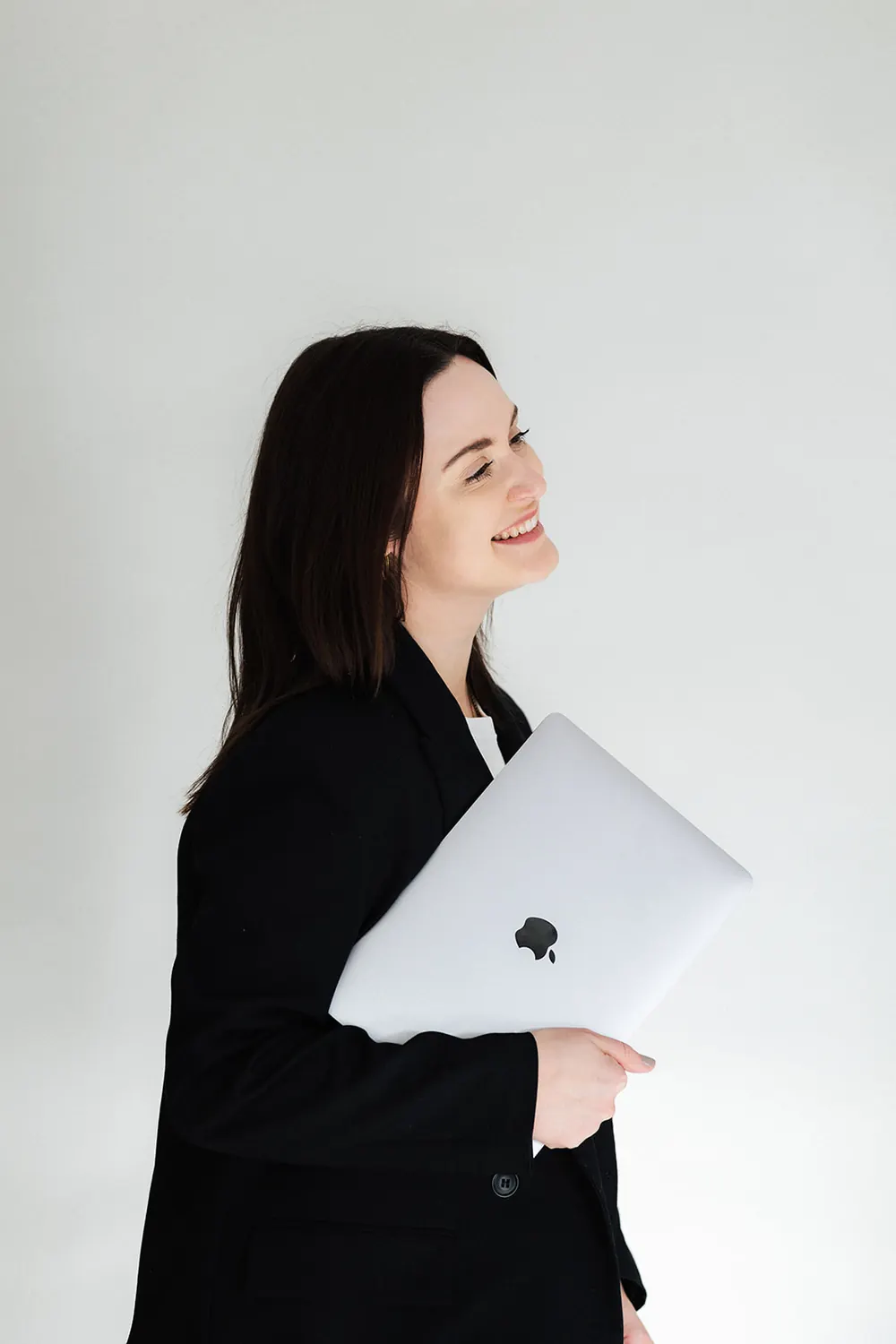 Carina Zeilinger mit Laptop